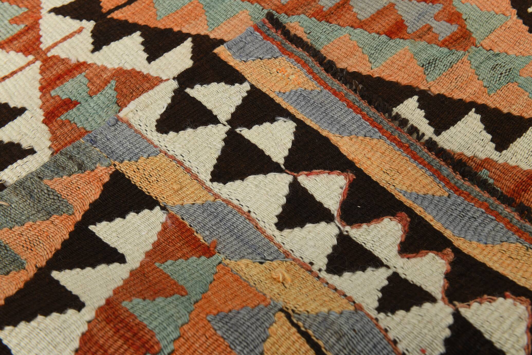 Grand kilim vintage motifs géométriques, tons terre et bleu pastel