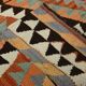 Grand kilim vintage motifs géométriques, tons terre et bleu pastel