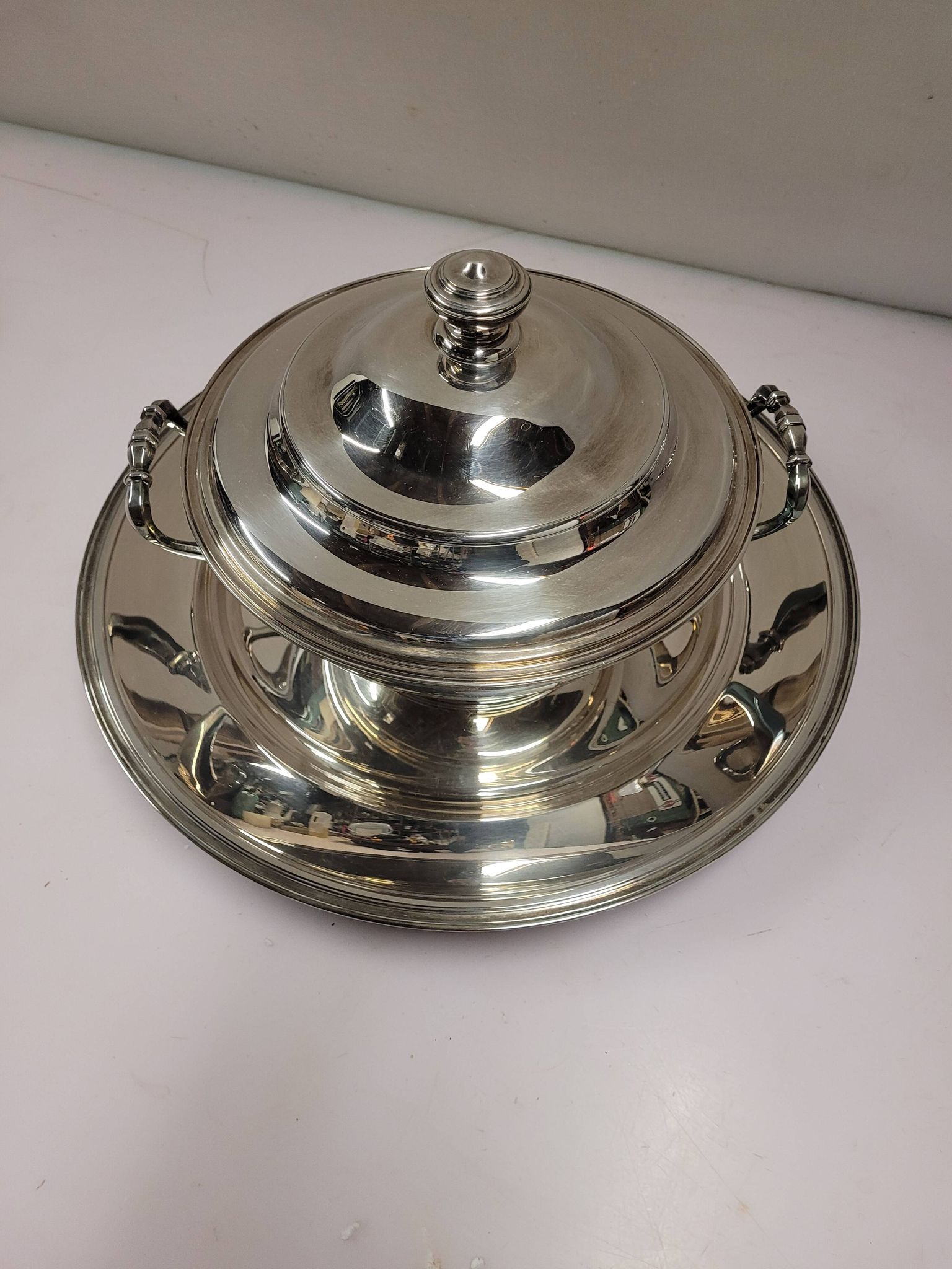 Tureen and round trivet in Christofle silver metal