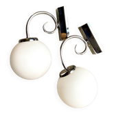 2 appliques en métal chromé et opaline blanche