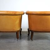Ensemble ancien unique composé de 2 fauteuils club et d'un canapé en cuir couleur cognac à roulettes