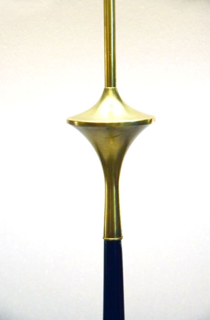 Lampadaire en acajou et laiton, années 1950