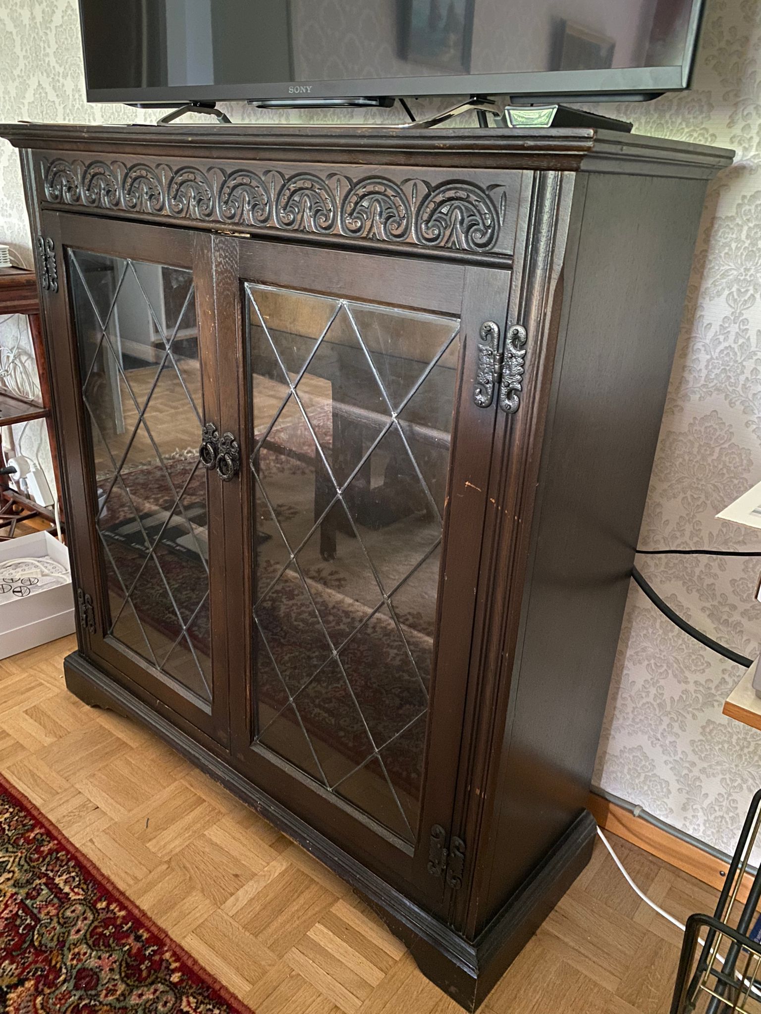 Furniture Showcase / Library with shelves