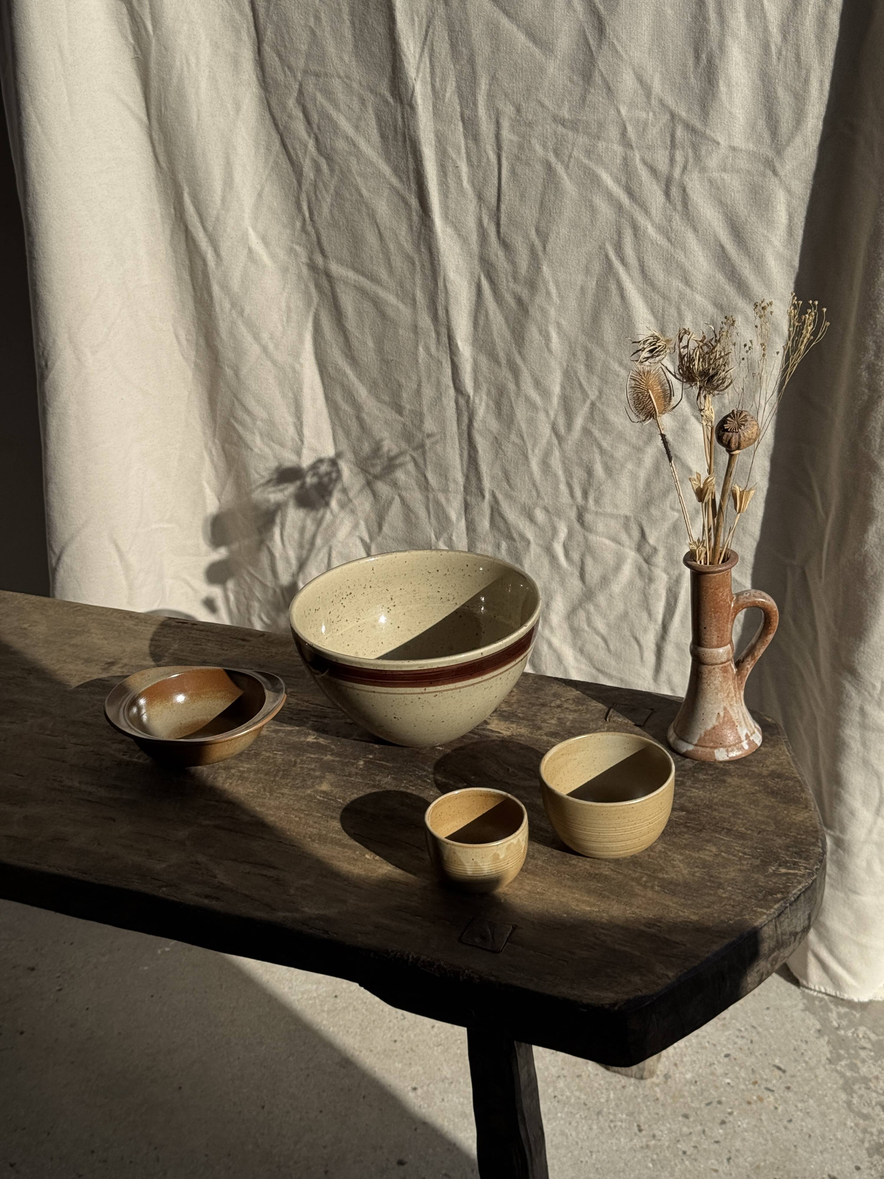 Large speckled beige salad bowl with ochre trim H14 D25