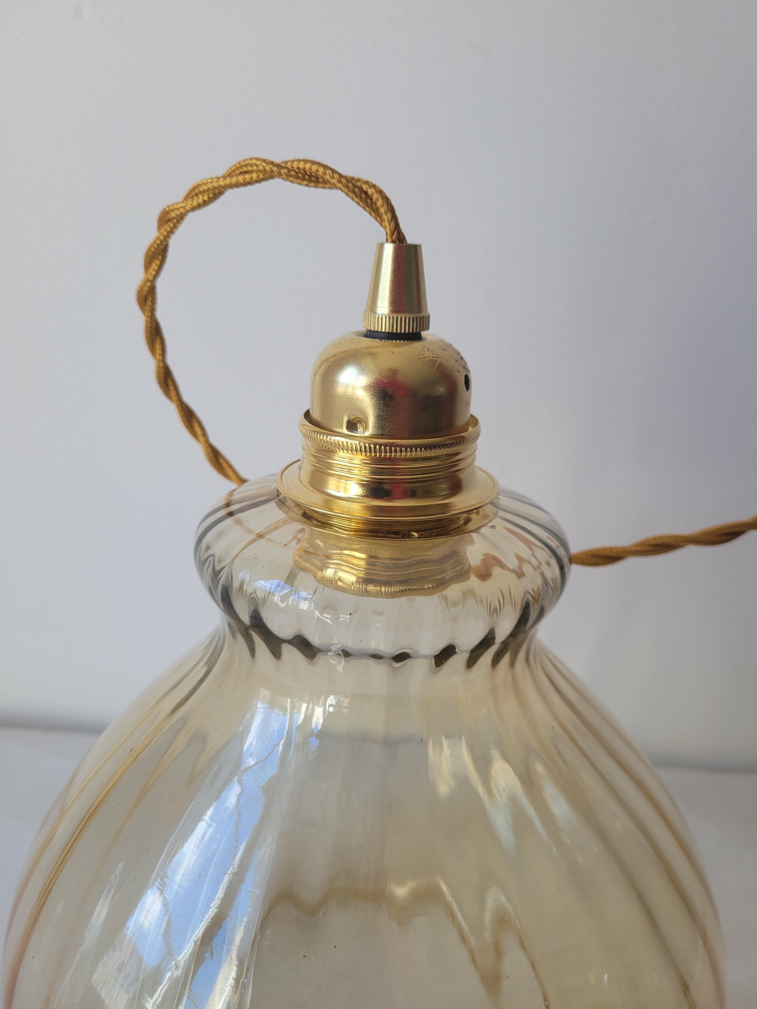 Suspension en verre fumé strié