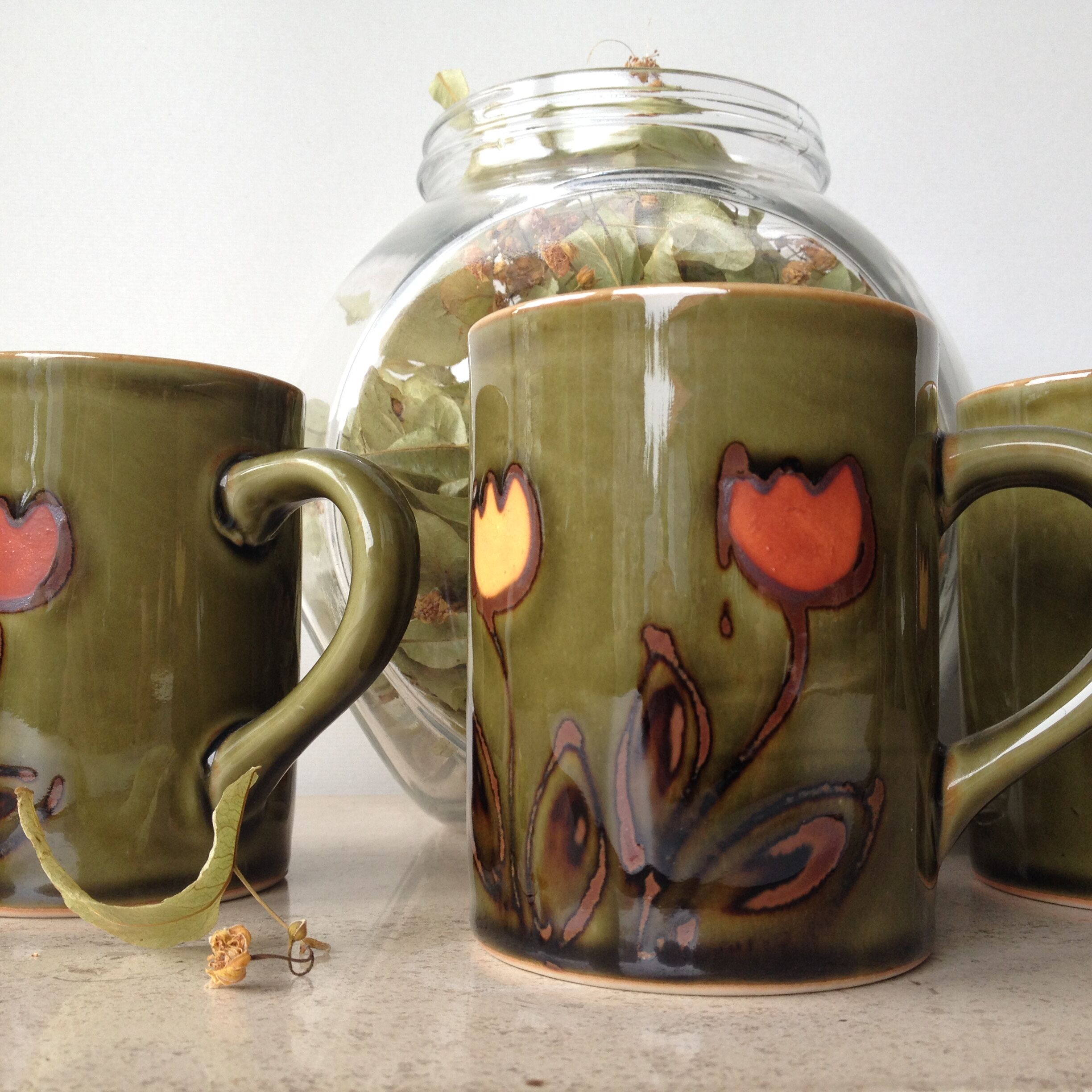 4 mugs ceramic glazed green ground tulips