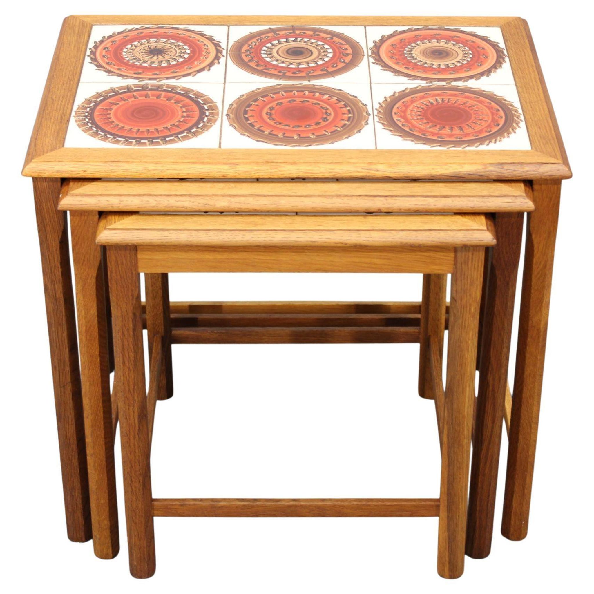 Tables gigognes danoises en chêne des années 50 avec des plateaux en carrelage.