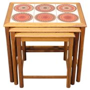 Tables gigognes danoises en chêne des années 50 avec des plateaux en carrelage.
