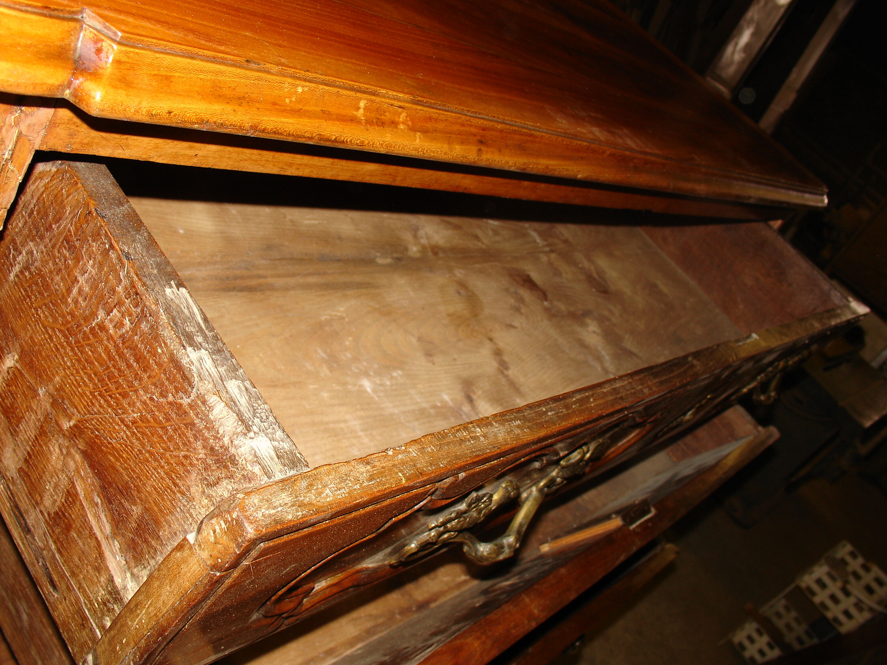 Commode dite "Tombeau" époque Régence de la fin du XVII siècle en merisier massif