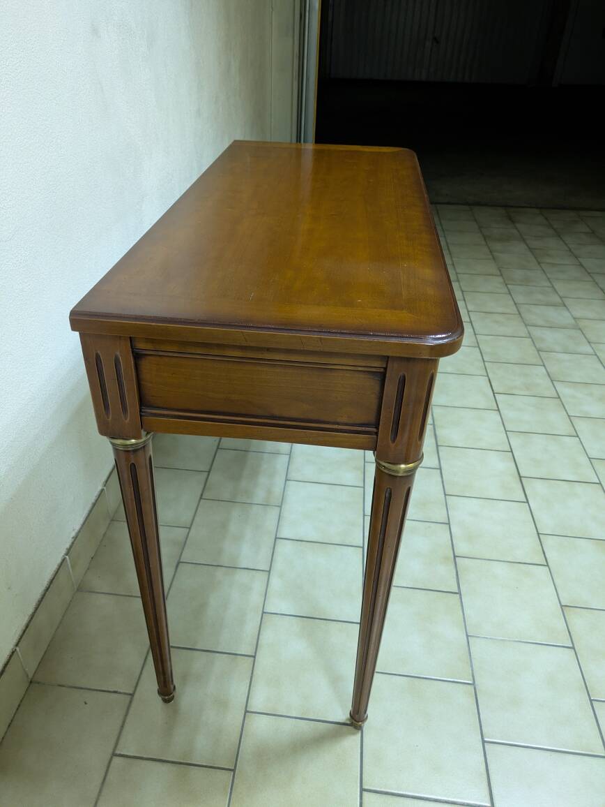 Extendable console table in cherry wood.