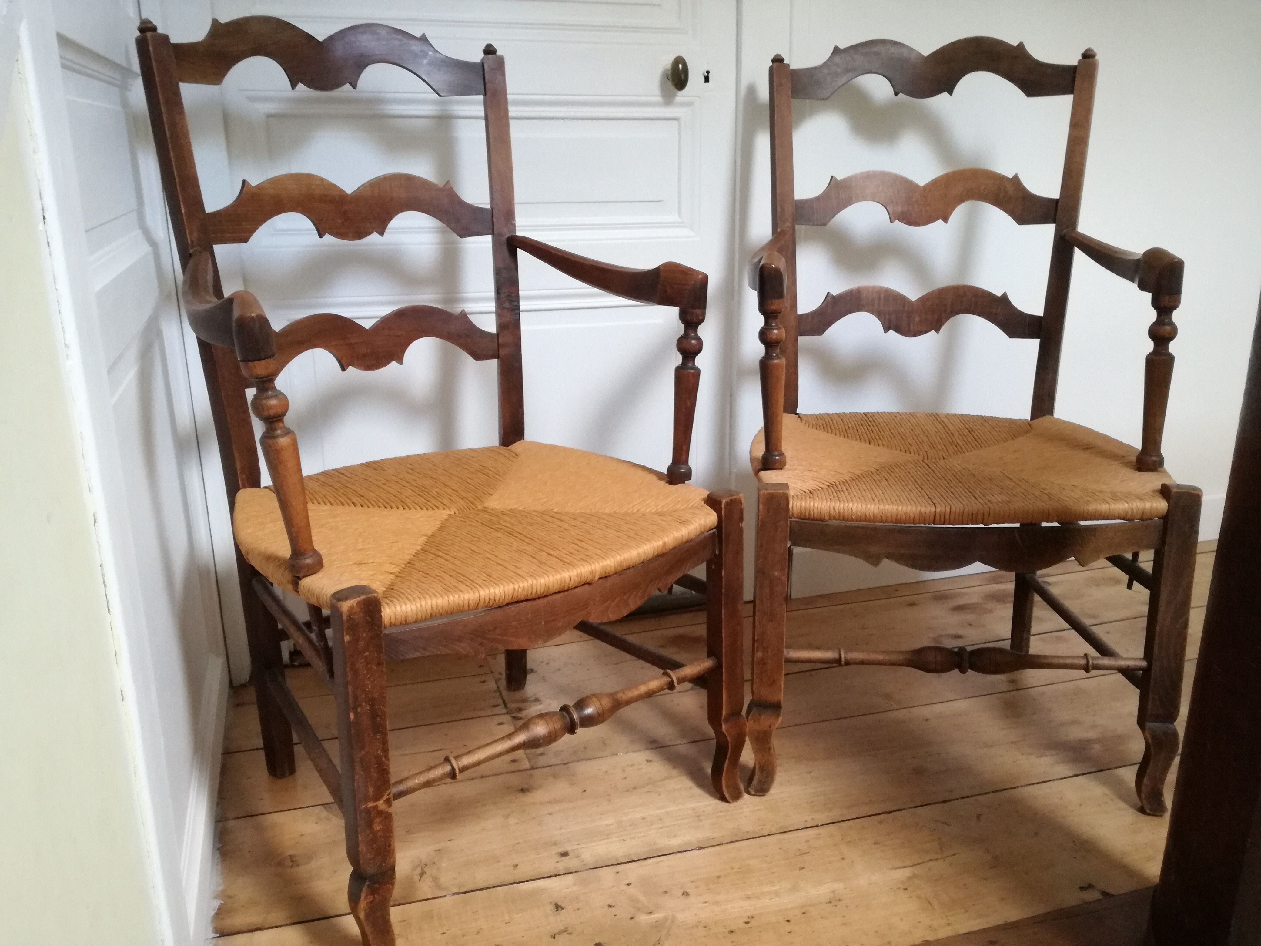 Paire de fauteuils paillés provençaux