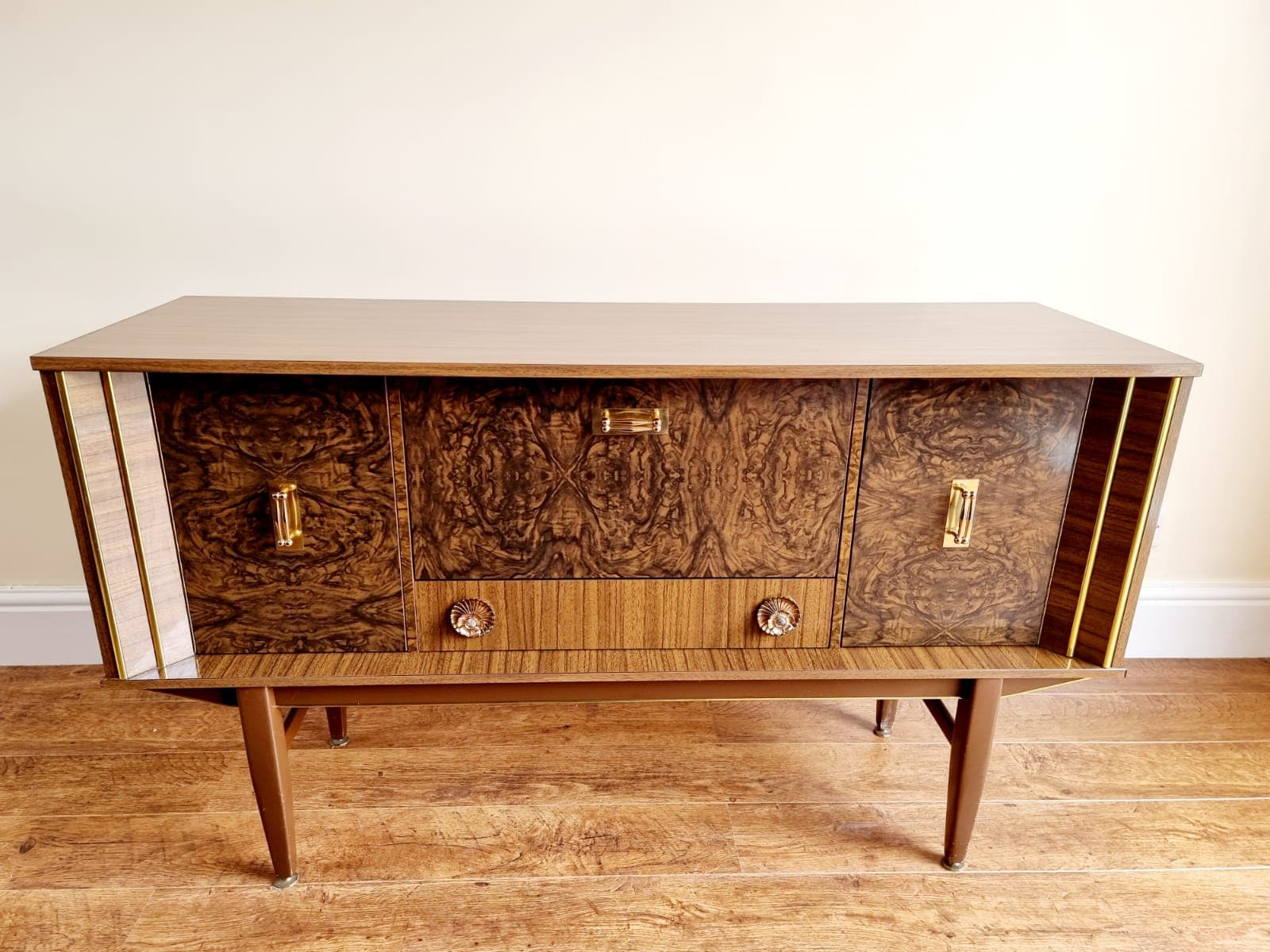 1950 / 1960 VINTAGE RETRO TWO TONE FORMICA SIDEBOARD GOLD HANDLES ALL ORIGINAL