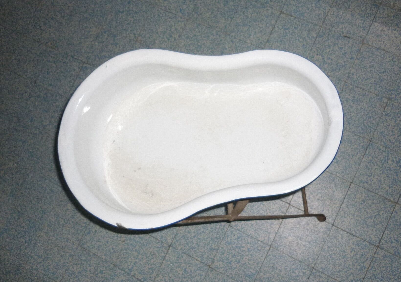 Enamelled bidet with folding support
