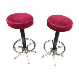 2 bar stools