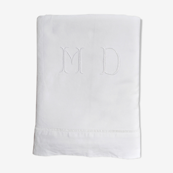 Drap brodé monogramme M et D