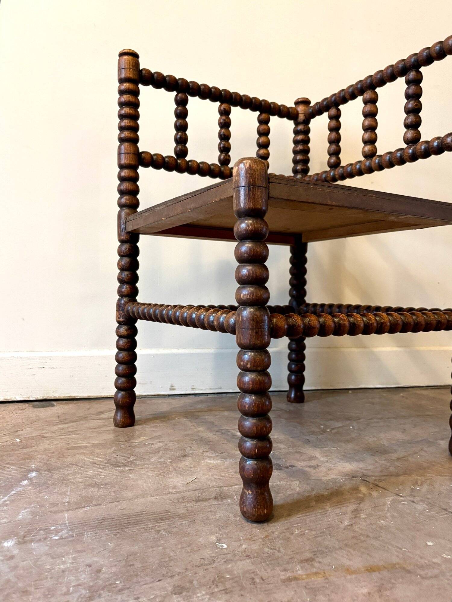 Chaise de coin en bois tourné