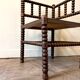 Chaise de coin en bois tourné