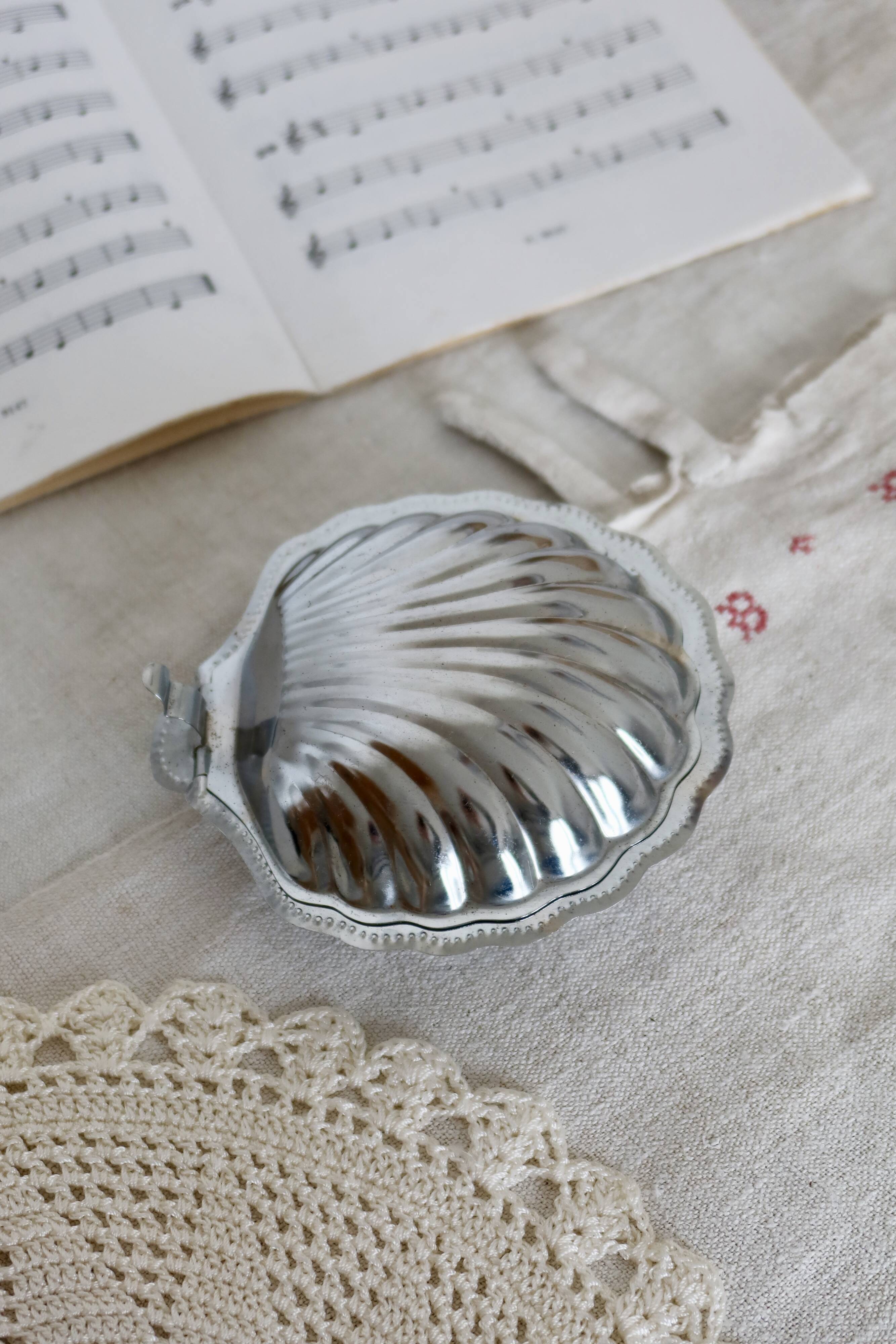 Vintage shell butter dish from the 1970s