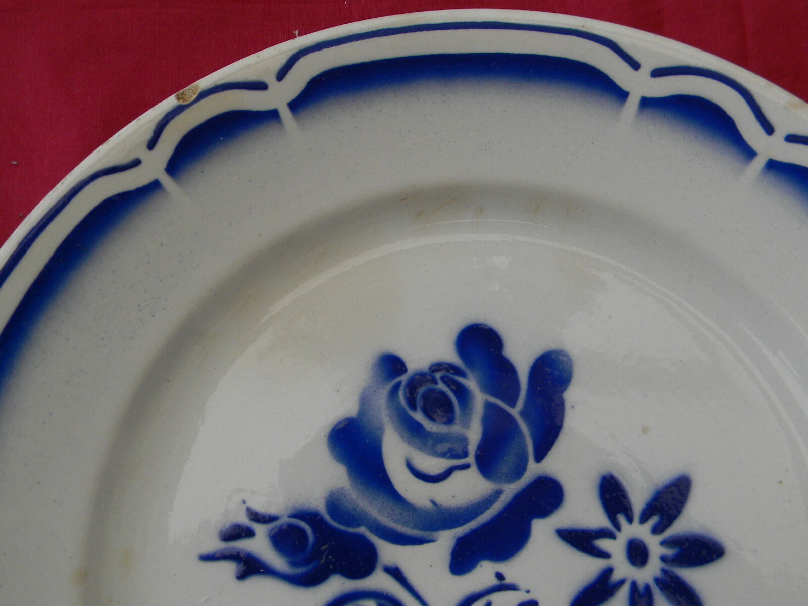 Lot de 6 assiettes plates en faience décor de roses.
