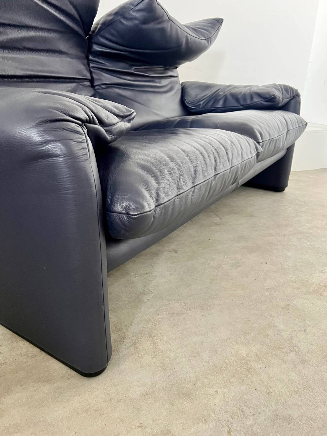 Maralunga sofa designer Vico MAGISTRETTI cassina in vintage midnight blue leather