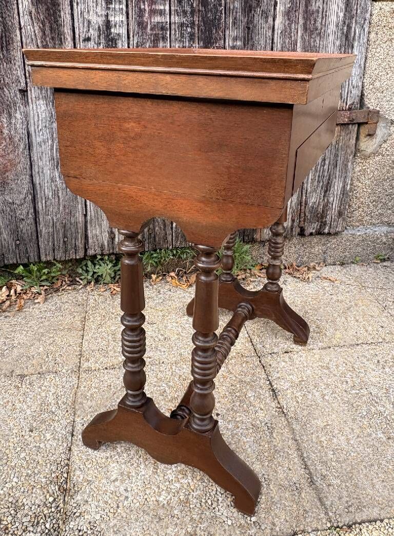 Traveling mahogany dressing table, working woman, Victorian charm - 19th century.