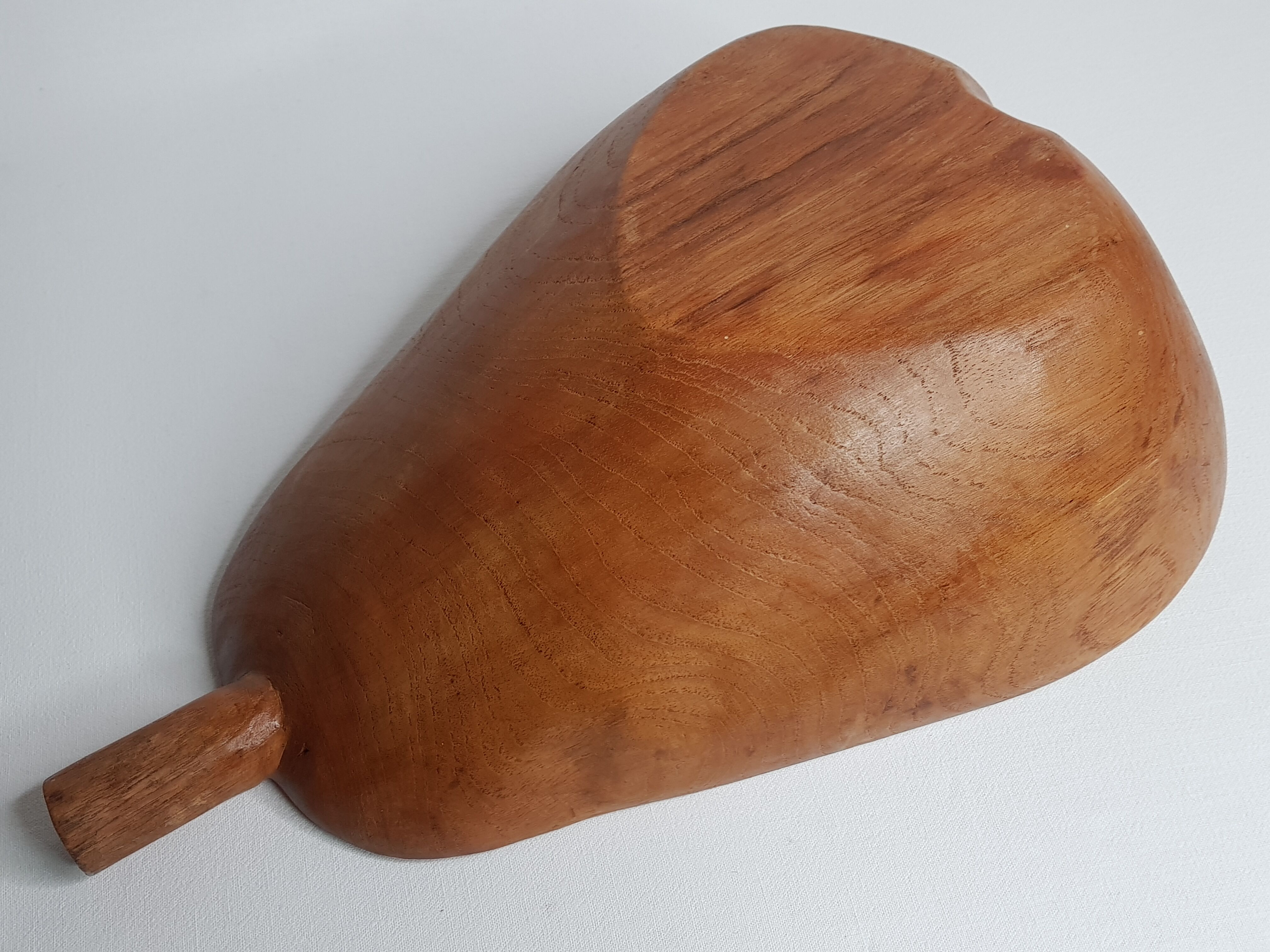 Coupe à fuits en bois sculpté en forme de poire