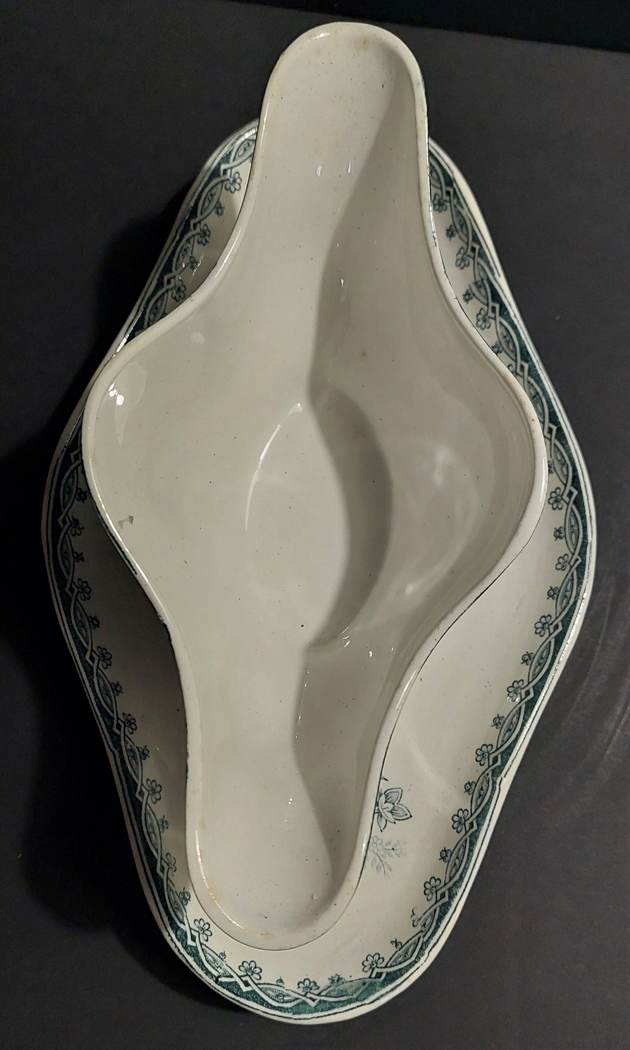Saucière en faïence de Saint Amand décor Margot