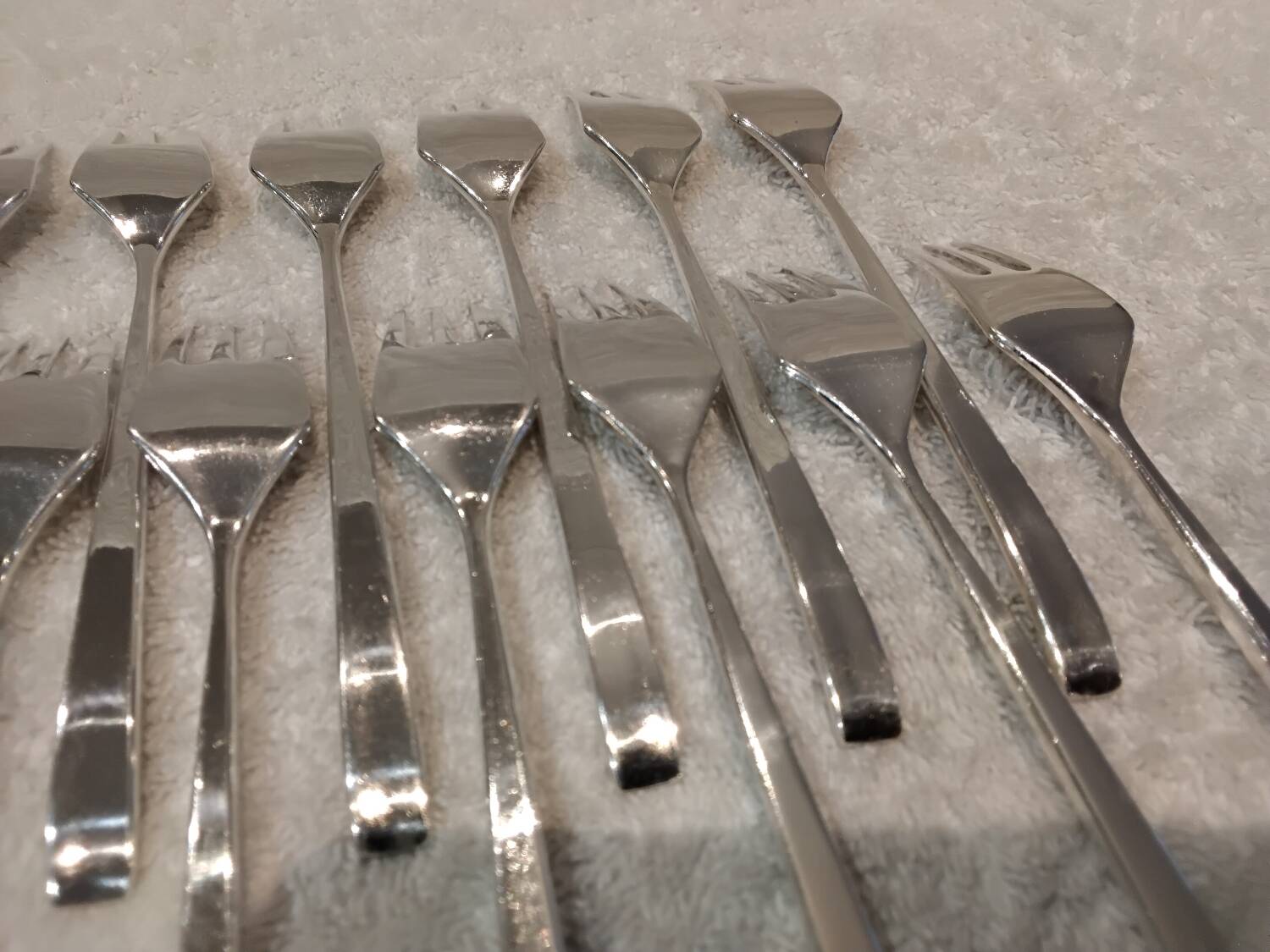 12 silver-plated metal cake forks by Ercuis Horizon silversmiths, 14.9cm