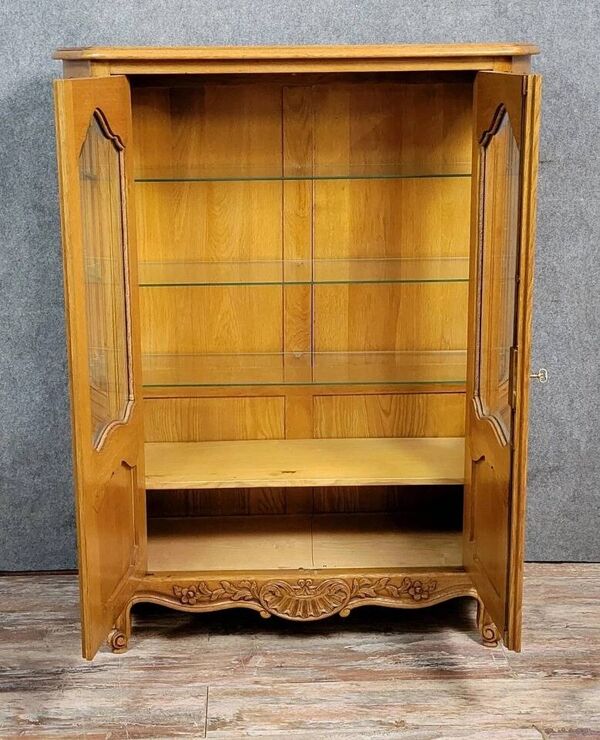 Vitrine galbée style Louis XV en chene blond vers 1950