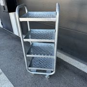 Desserte à roulettes à 4 plateaux perforés en métal galvanisé