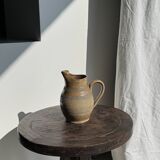 Carafe en grès du Berry beige à frises et motifs géométriques quadrillés