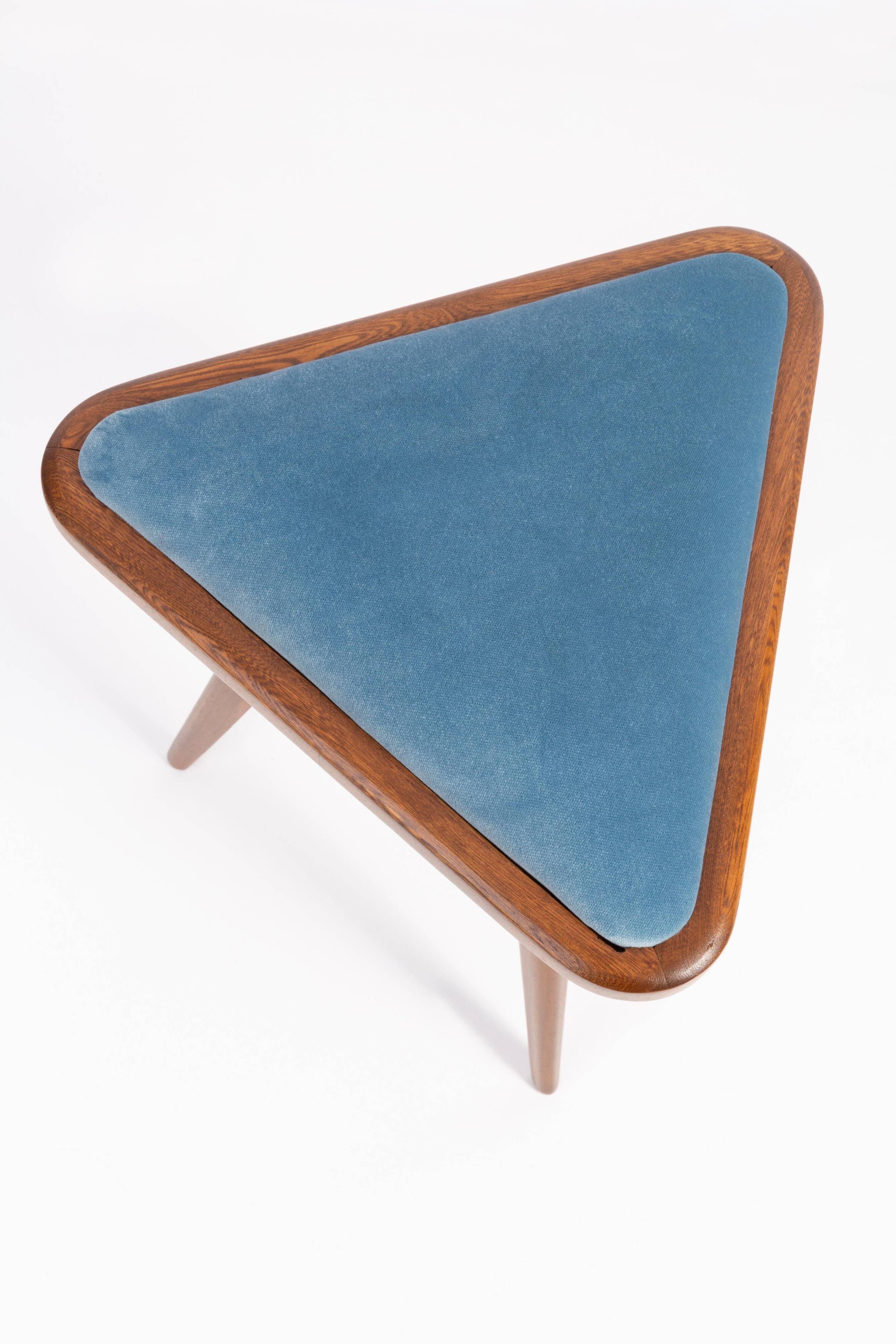 Set of two triangular stools in blue and white velvet from the 20th century.
