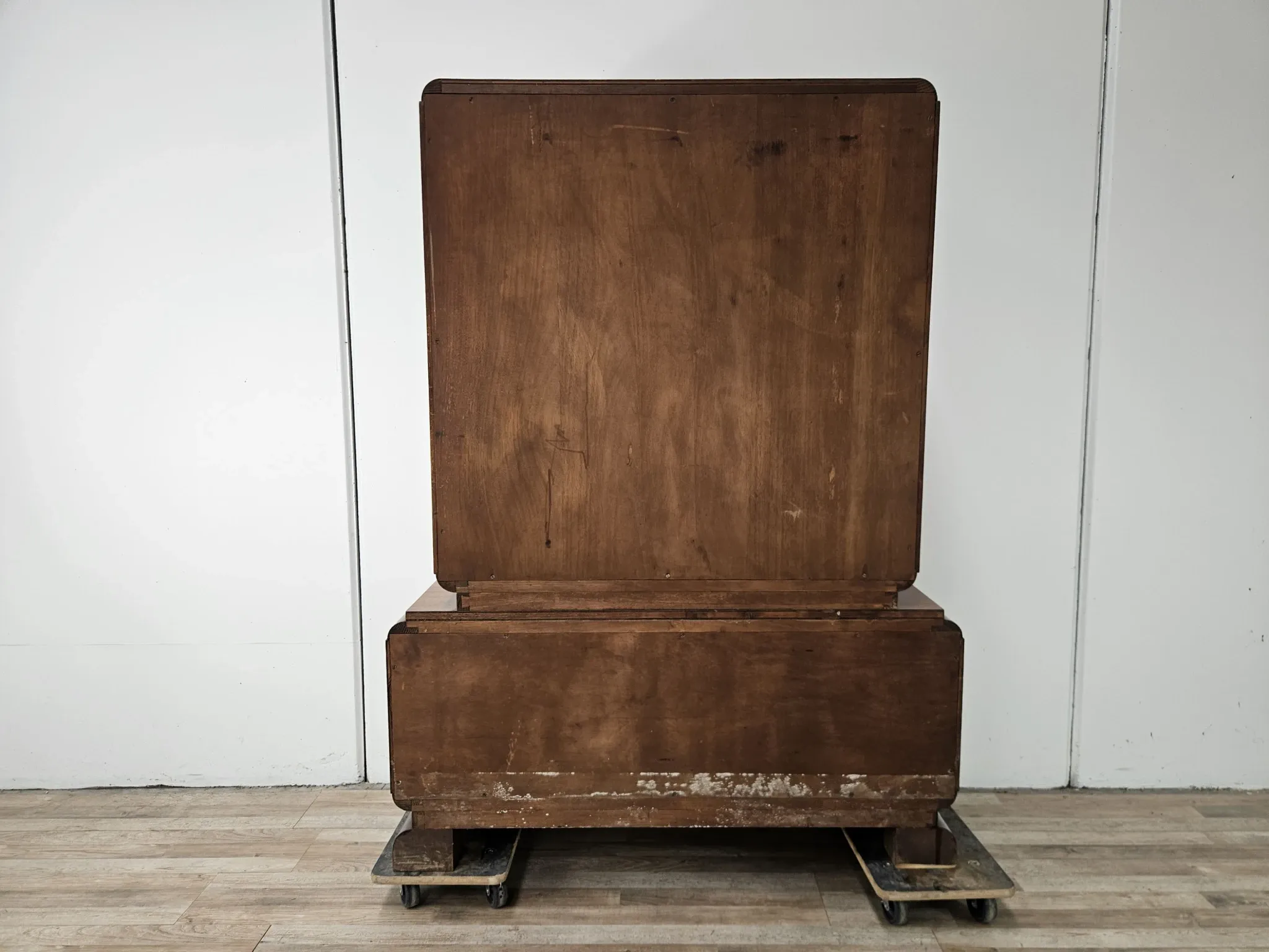 French Art Decò display cabinet from the 1940s in walnut