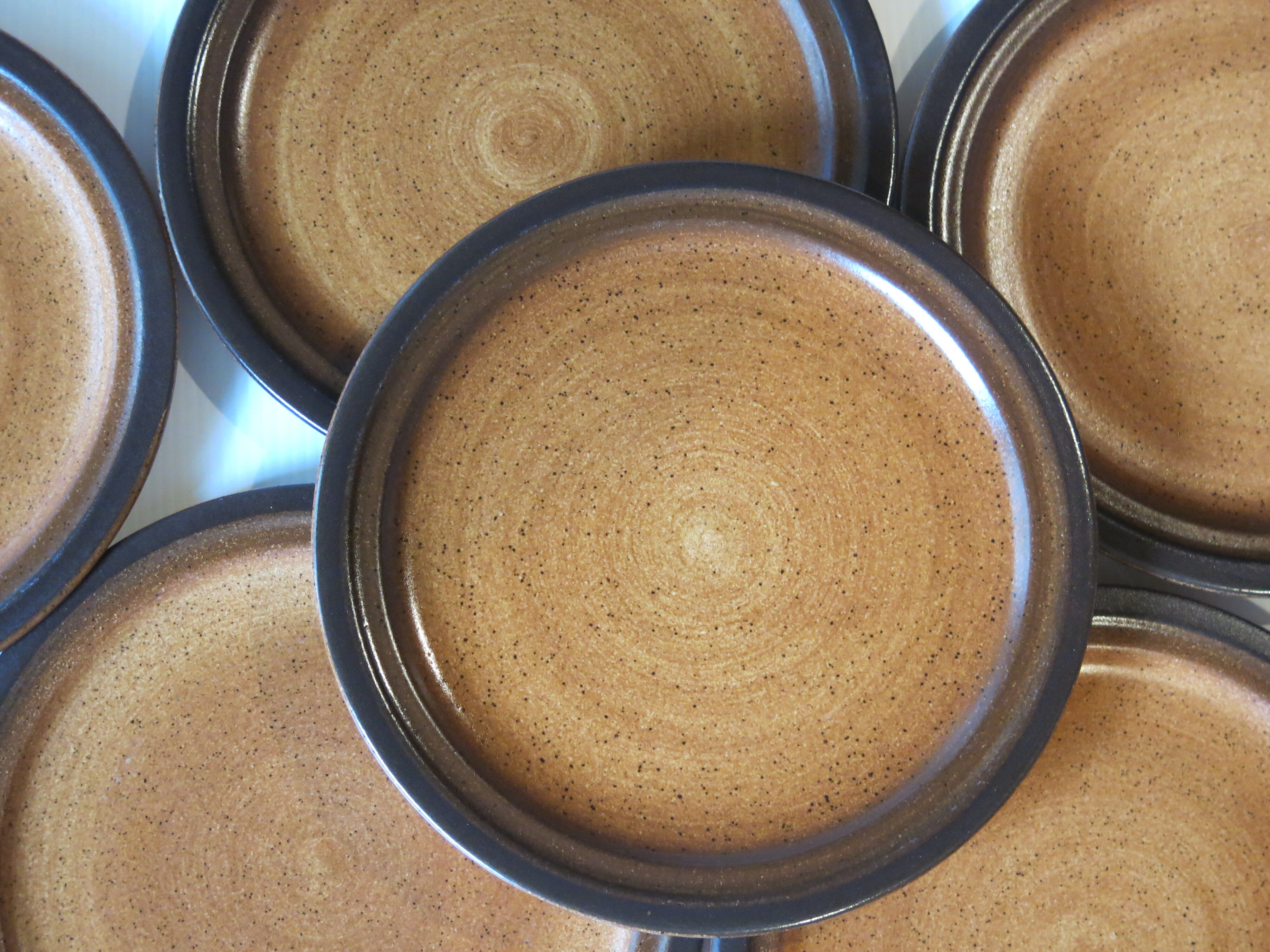 6 assiettes à dessert en grés marron de chez St Amand modèle "meylan"