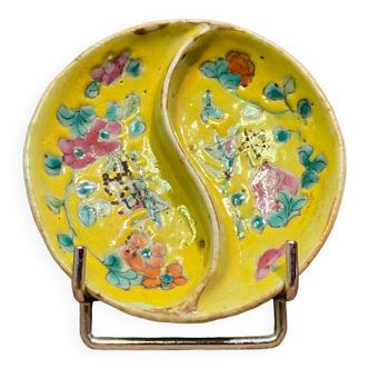 Compartmentalized cup in Chinese porcelain with floral decoration on a yellow background