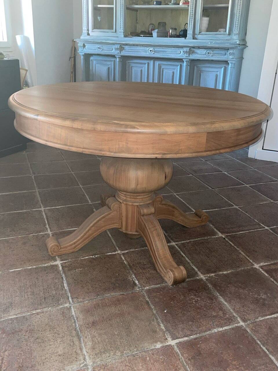 Table ronde à manger en merisier massif.