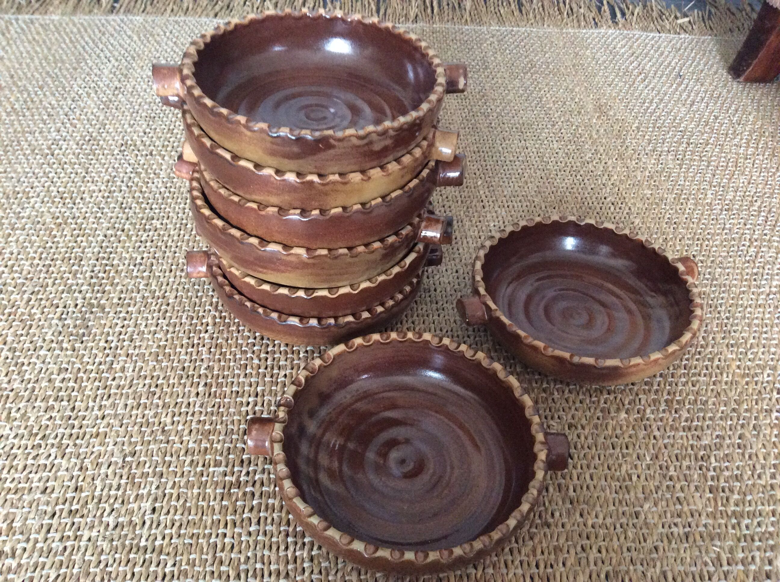 8 dishes in glazed terracotta
