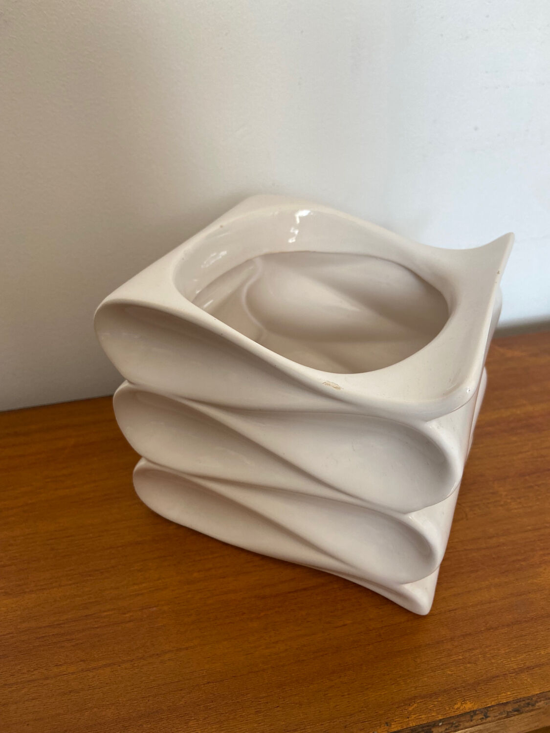 Design pot cover in white ceramic