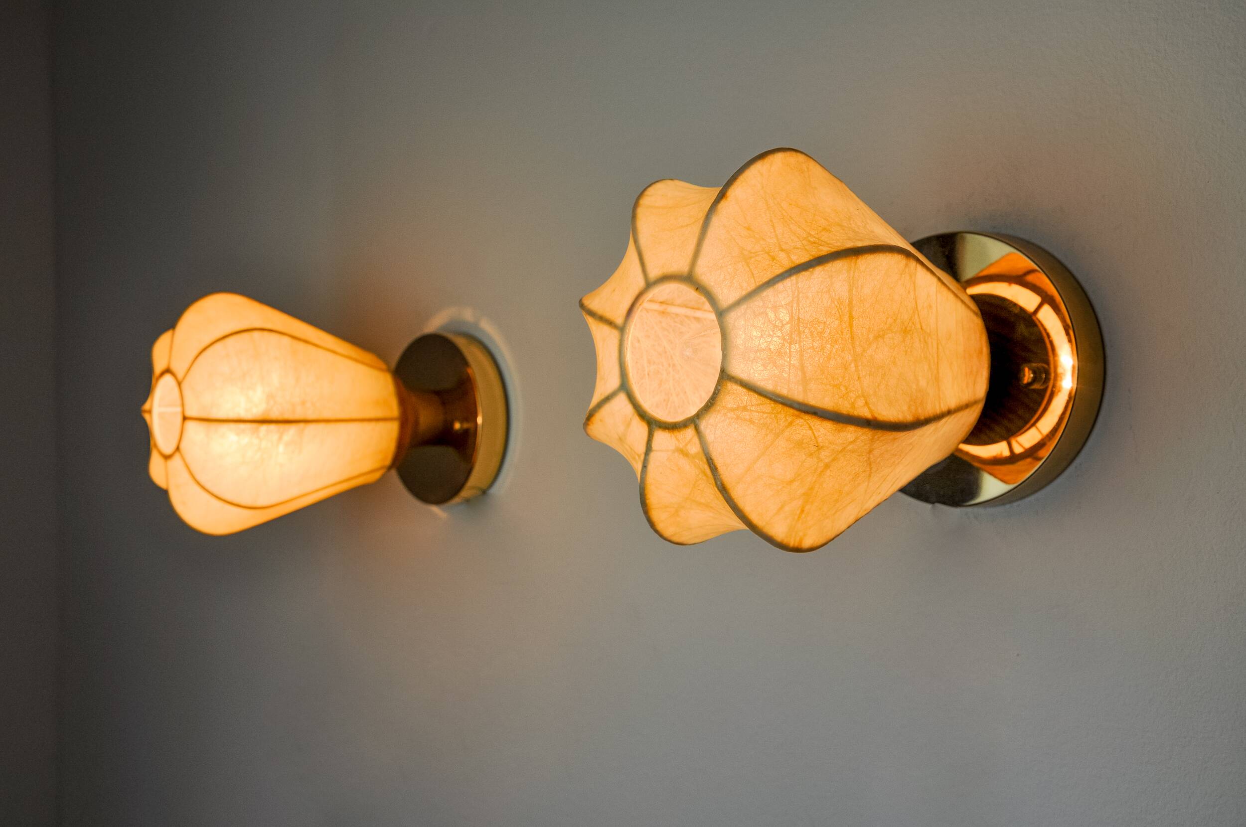 Pair of "cocoon" wall lights, resin and pine, Italy, 1970