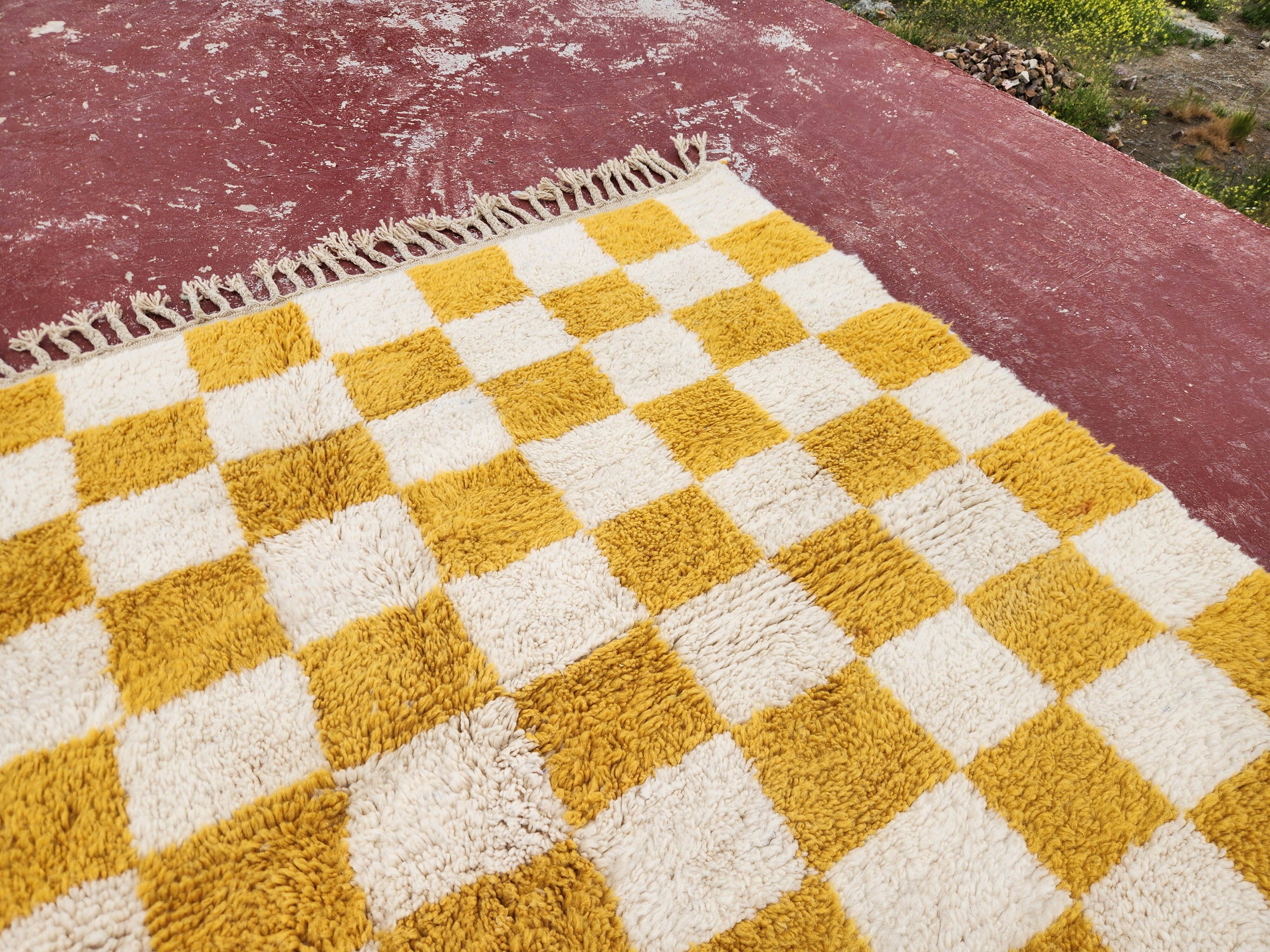 Beni Ouarain checkerboard rug 186x178 cm – Thick wool – Ochre chess pattern