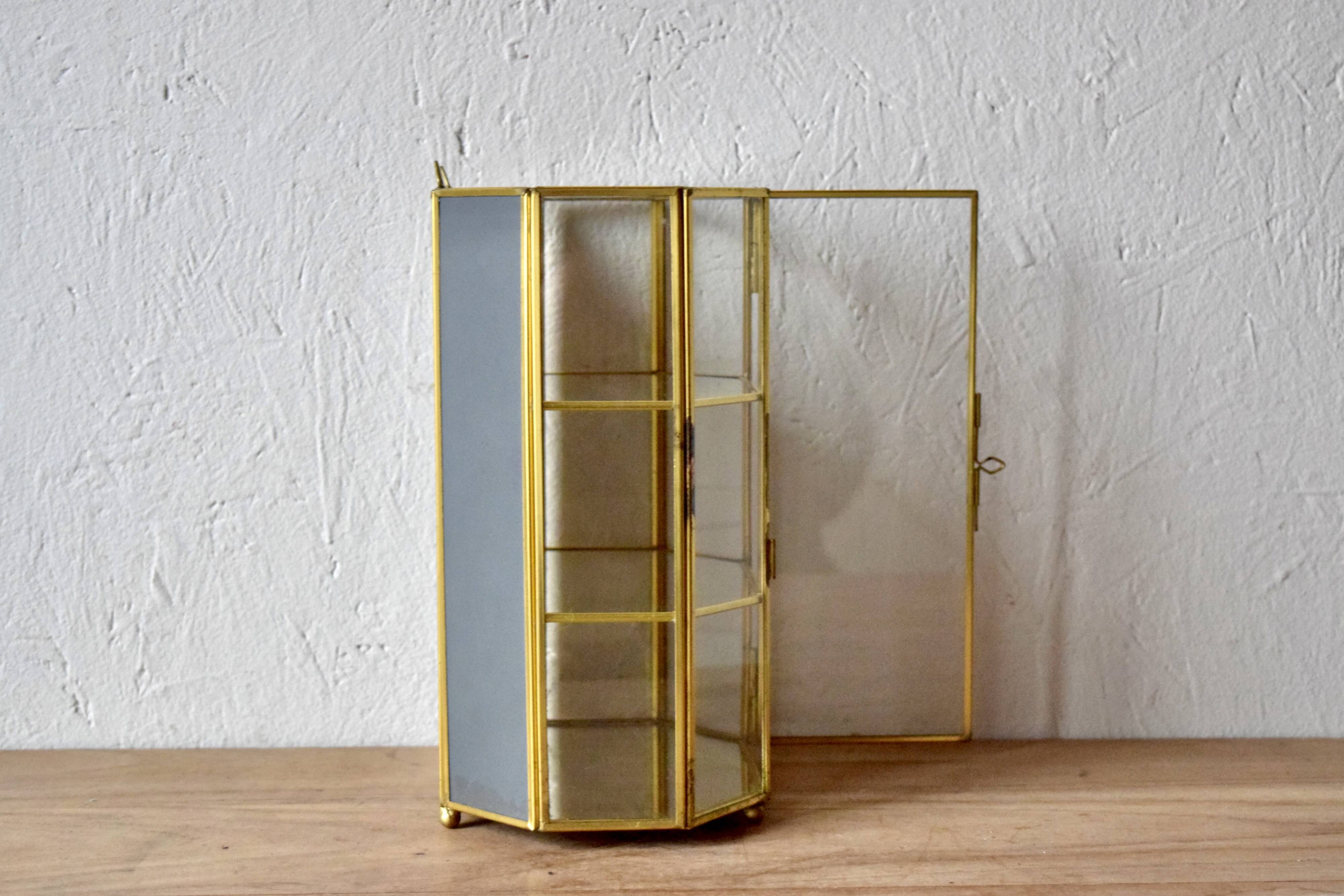 Small vintage octagonal display case in transparent glass, mirror glass and brass - jewelry display