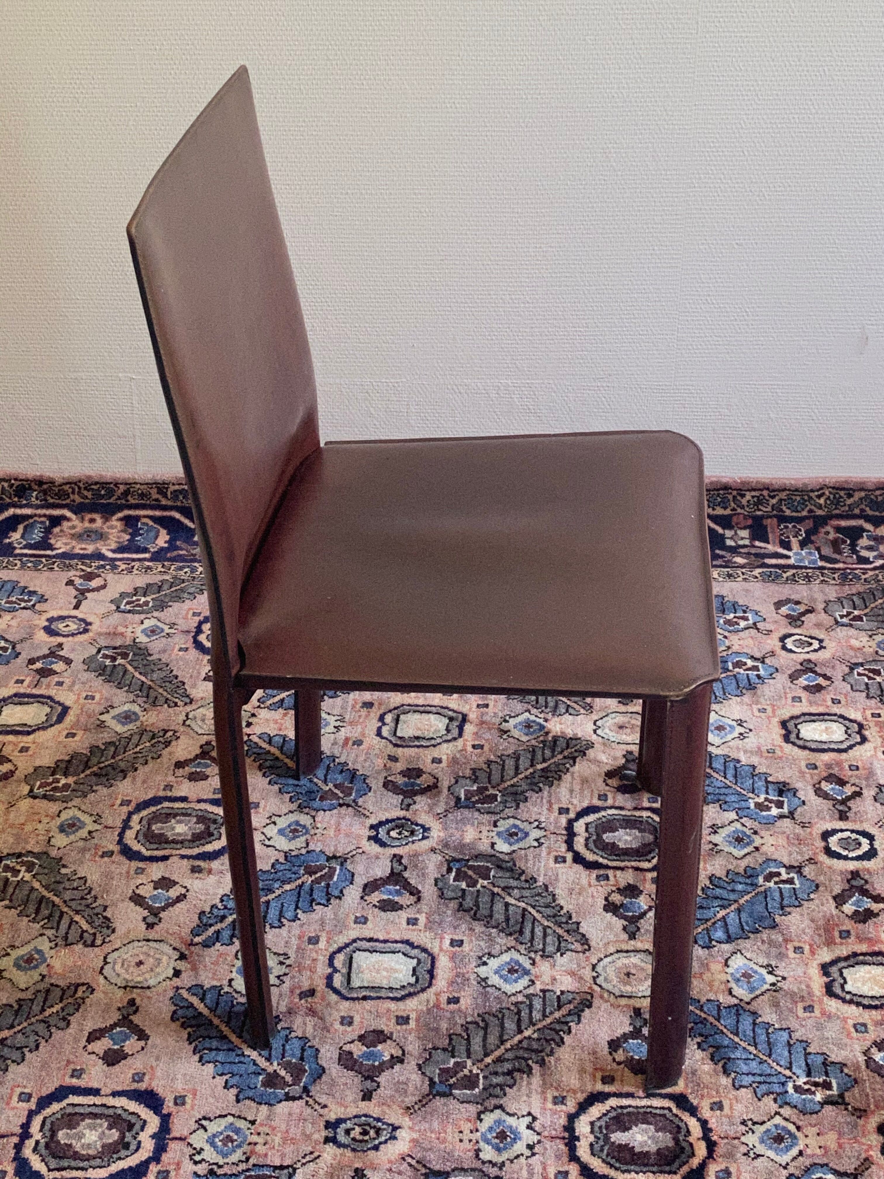 Suite de Quatre Chaises Matéo Grassi gainées de cuir bordeaux