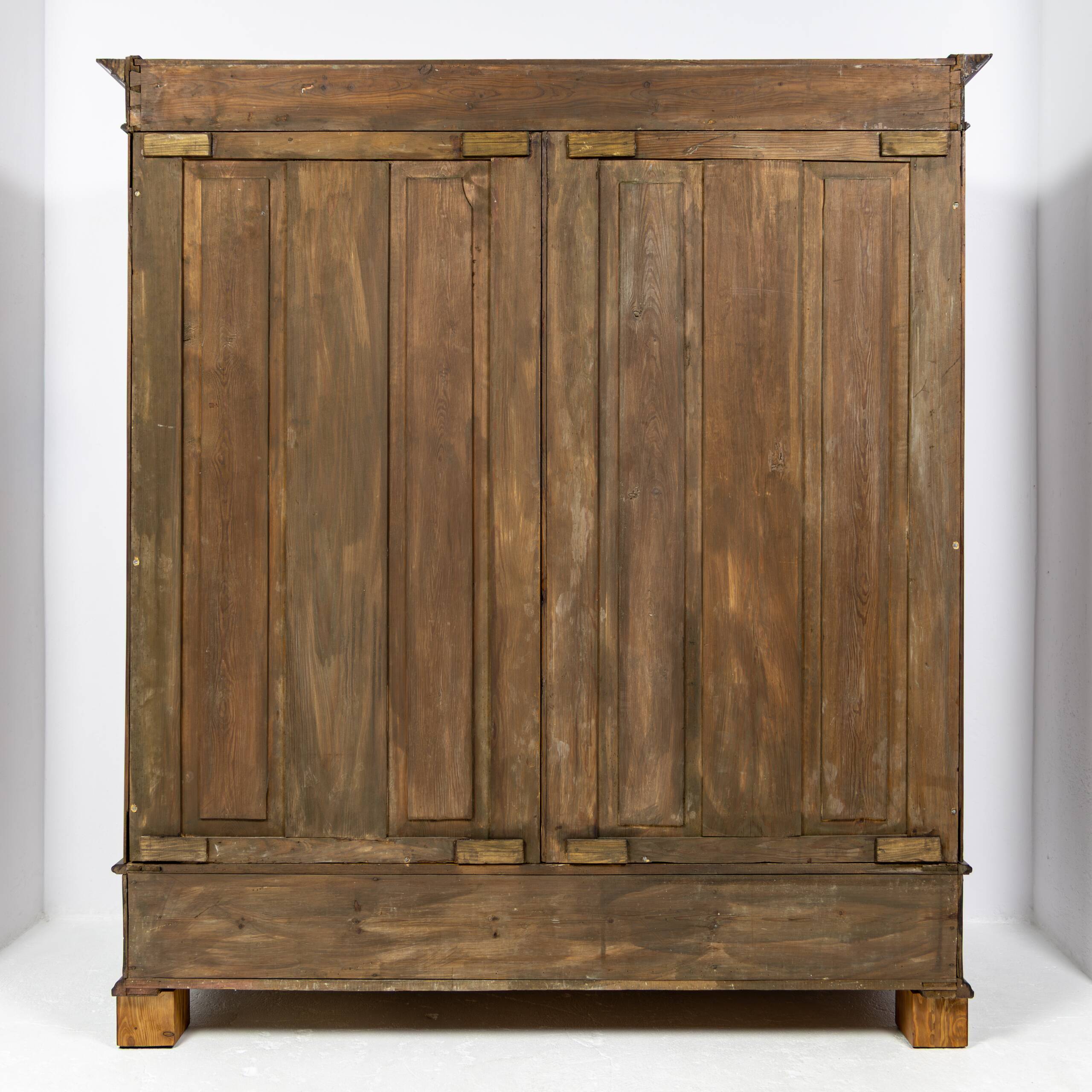 Art Nouveau wardrobe in walnut and pine - 1900-1915