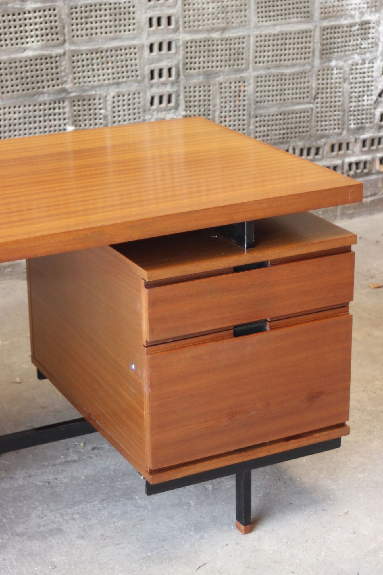 Mahogany veneer desk by Pierre Guariche for Minvielle, 1950s