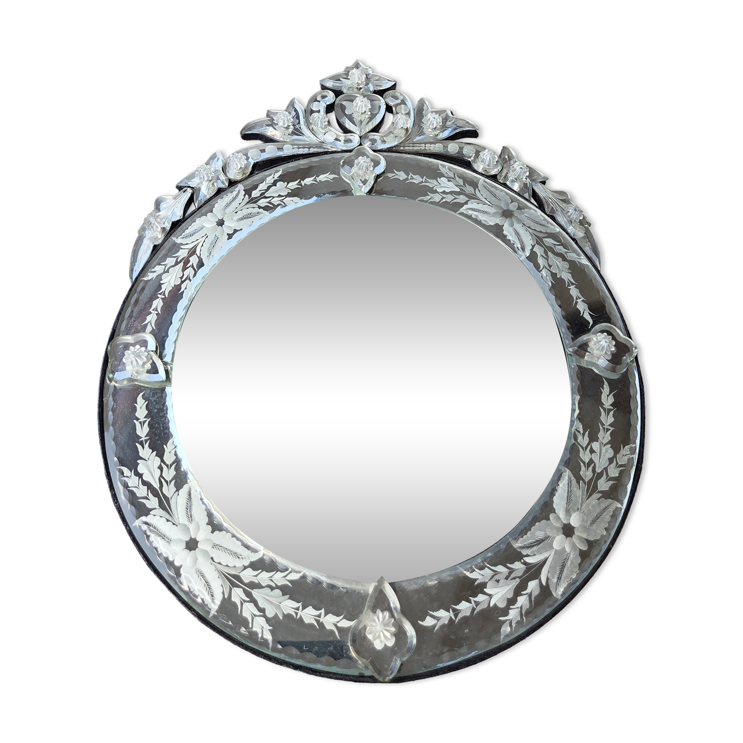 Antique round Venetian mirror in engraved glass