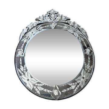 Antique round Venetian mirror in engraved glass