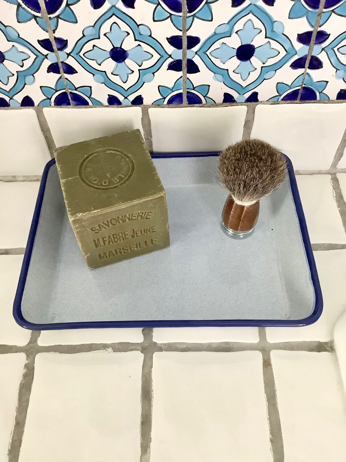 Enamelled sheet metal plate tray