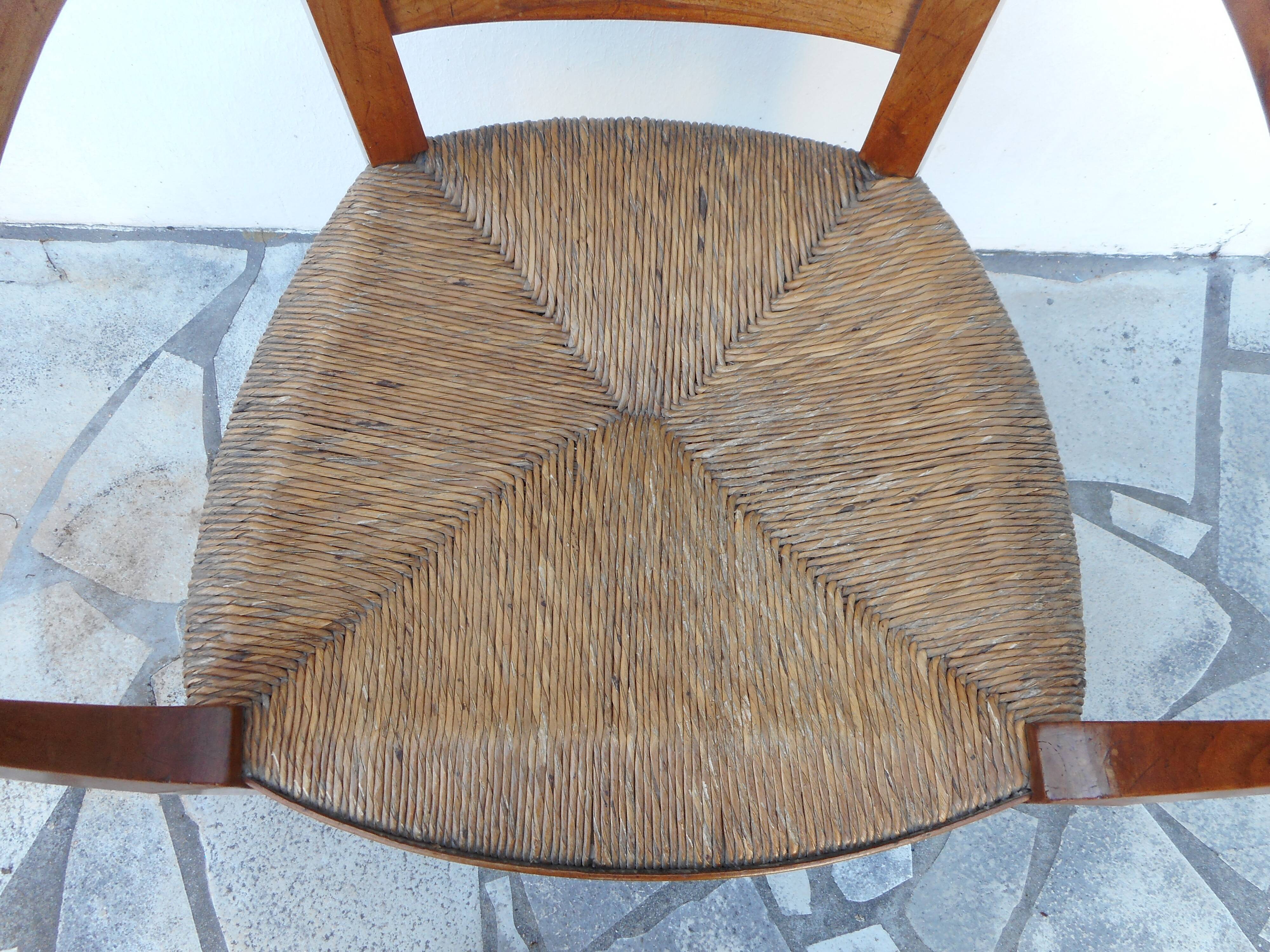 Antique armchair in wood and straw