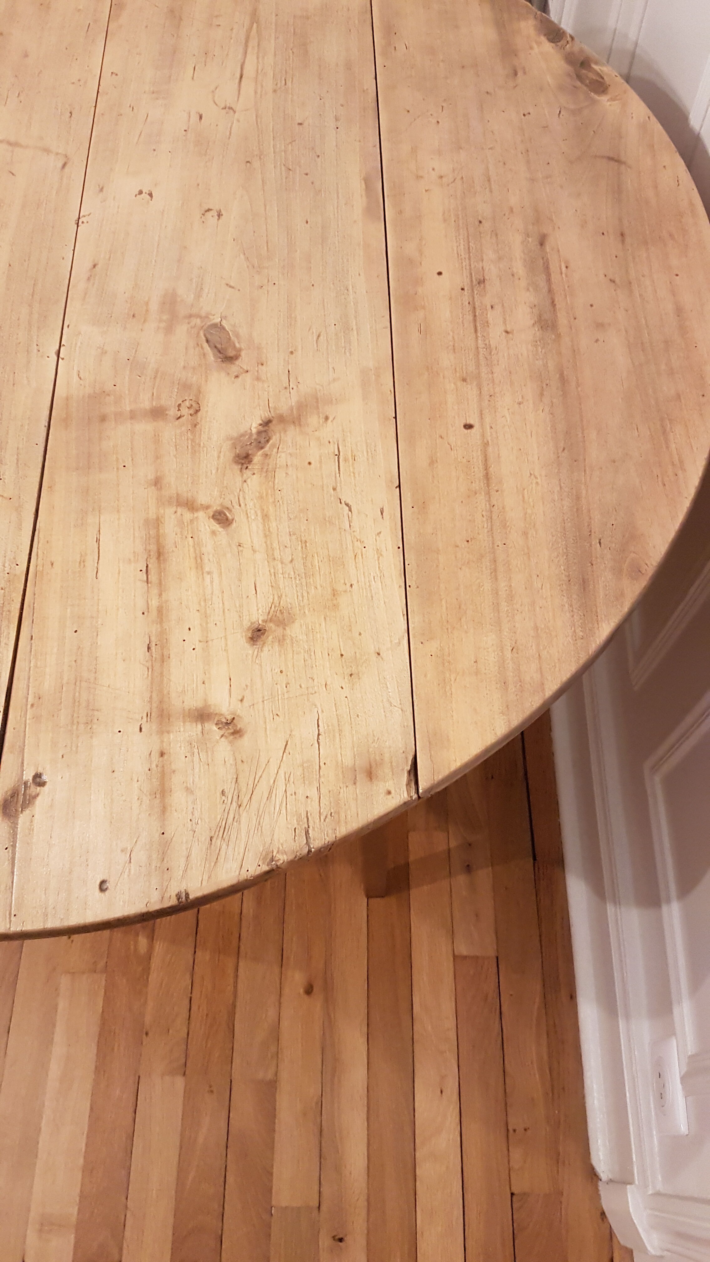 Round table with flaps