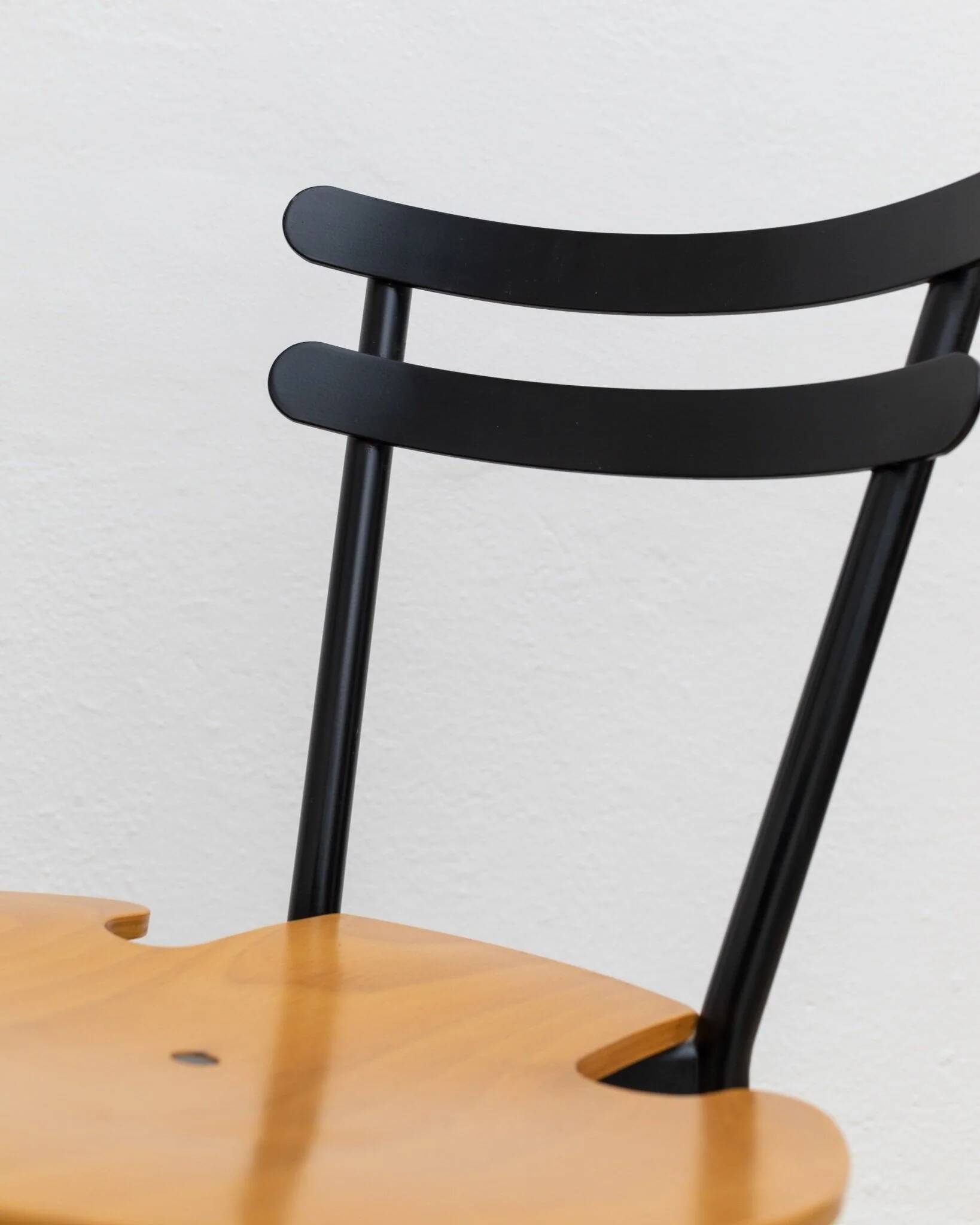 Set of 3 Italian mid-century chairs in black steel frame and natural wood seats - stackable, 1970s